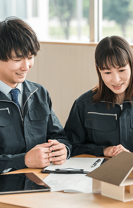 打ち合わせをする男性社員と女性社員の写真